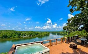 Hot Springs Waterfront Escape With Hot Tub!